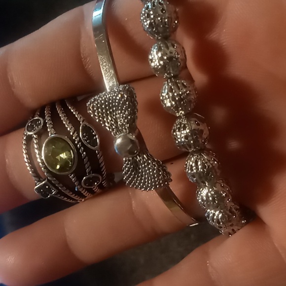 Bow bracelet with expandable bracelet and statement ring . Silver & green Stones - Picture 3 of 4